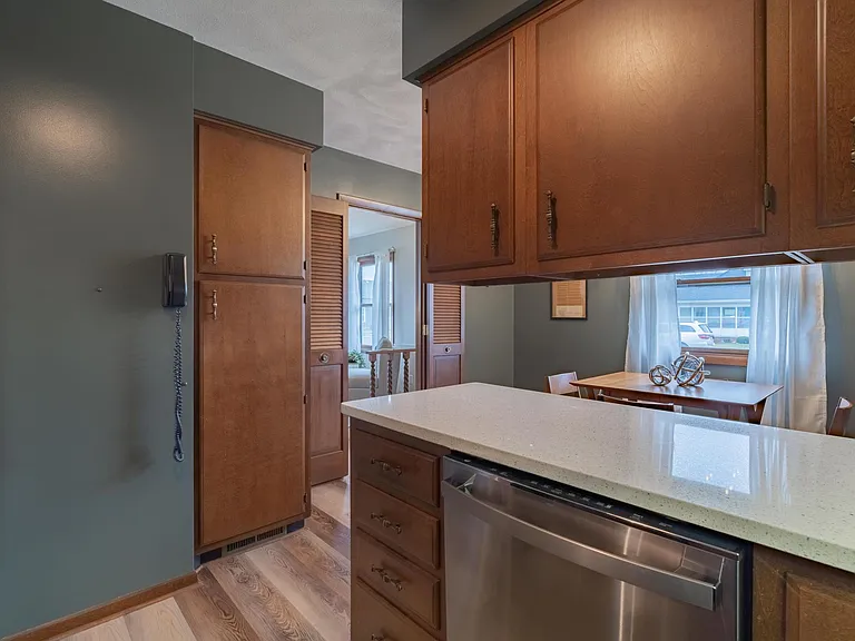 715 Leeson Ave — Photo 8