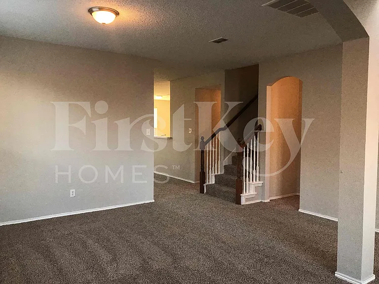 429 W Clover Park Dr — Photo 6