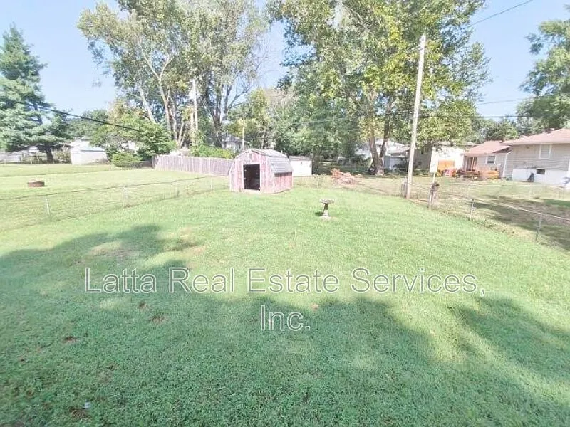 3 bed, 1.0 bath, 912 sqft, $1,475 — Photo 3