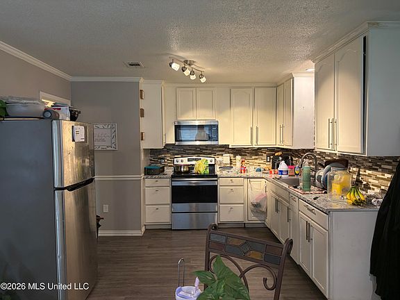 5th image of 320 Lawler Ave