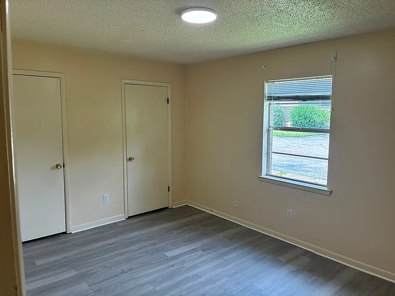 292 W Claiborne St — Photo 25