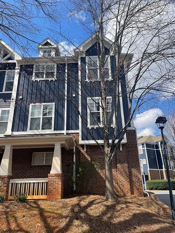 2 bed, 2.0 bath, 1349 sqft, $1,995 — Photo 2