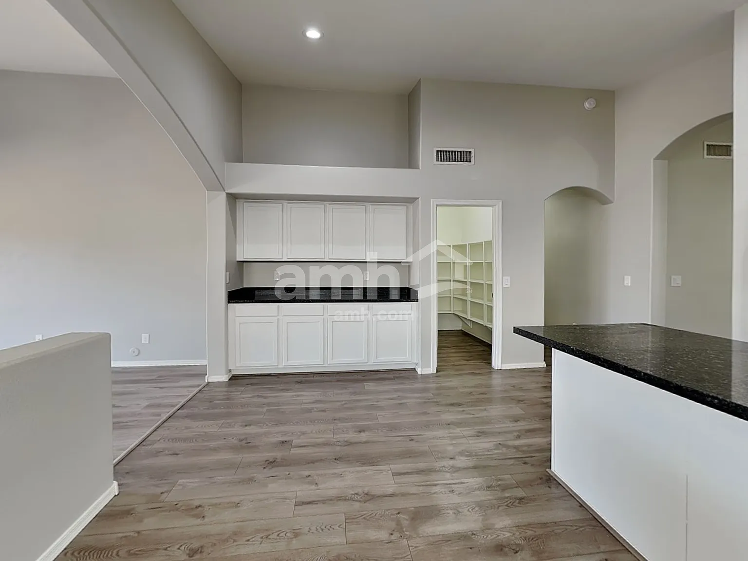 4 bed, 2.0 bath, 2308 sqft, $2,595 — Photo 4