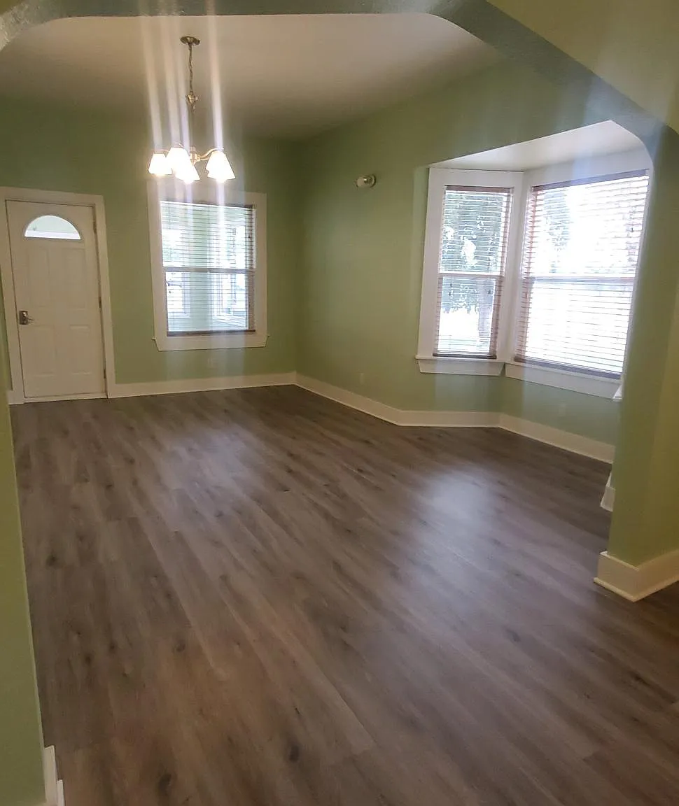 5 bed, $2,100 — Photo 2