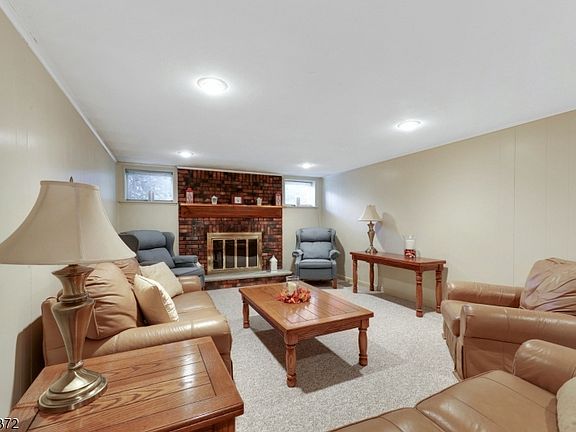 4th image of 46 Windsor Dr