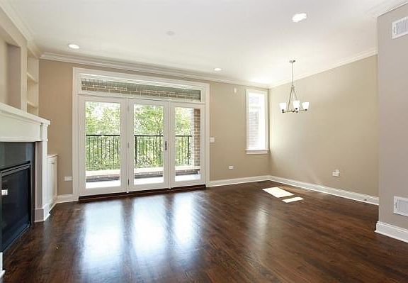 3rd image of 4046 N Kenmore Ave #3