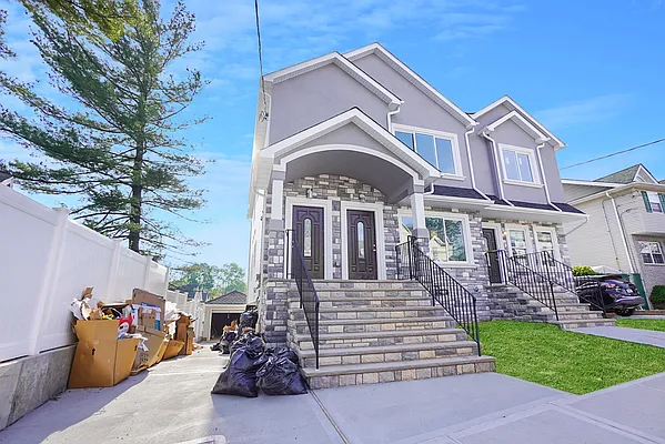 Sold by Remax Edge | media 2
