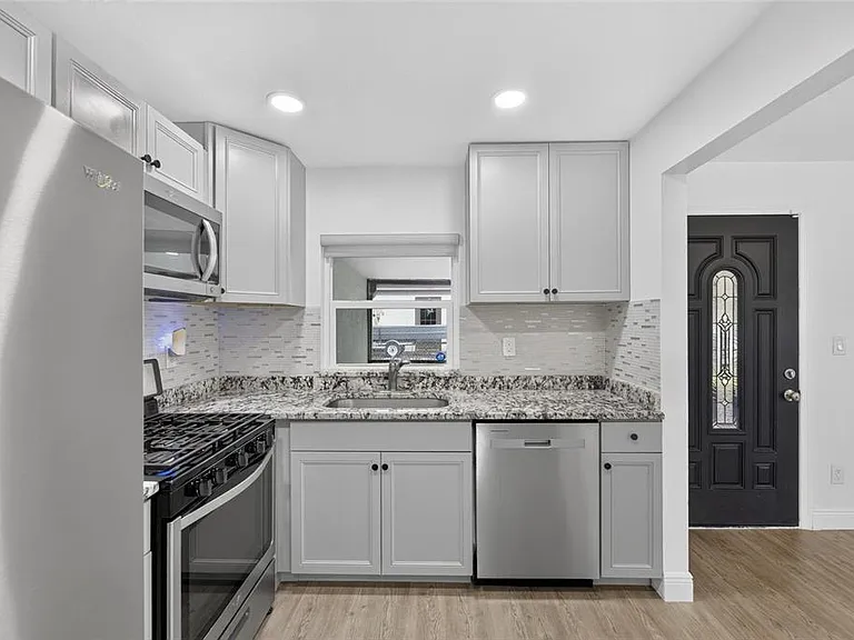 10004 N 25th St — Photo 12