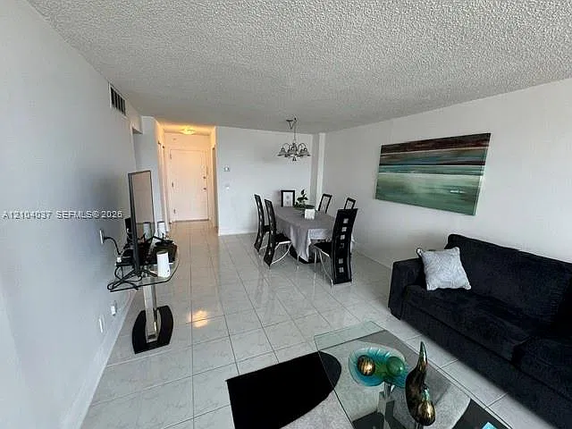Avant Garde Condo — Photo 4