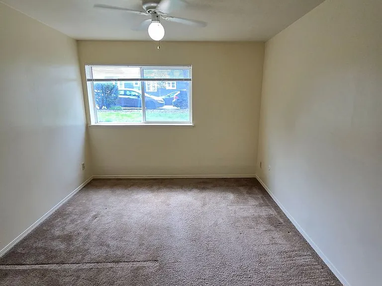 915 SW Adams Ave — Photo 8