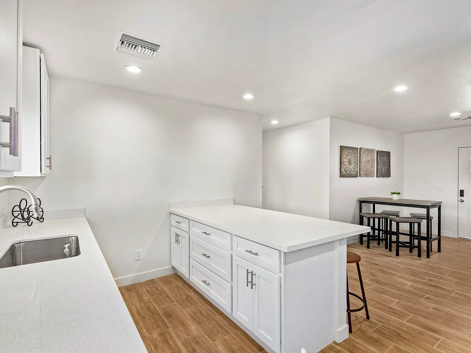 4 bed, 3.0 bath, 2000 sqft, $953 — Photo 4