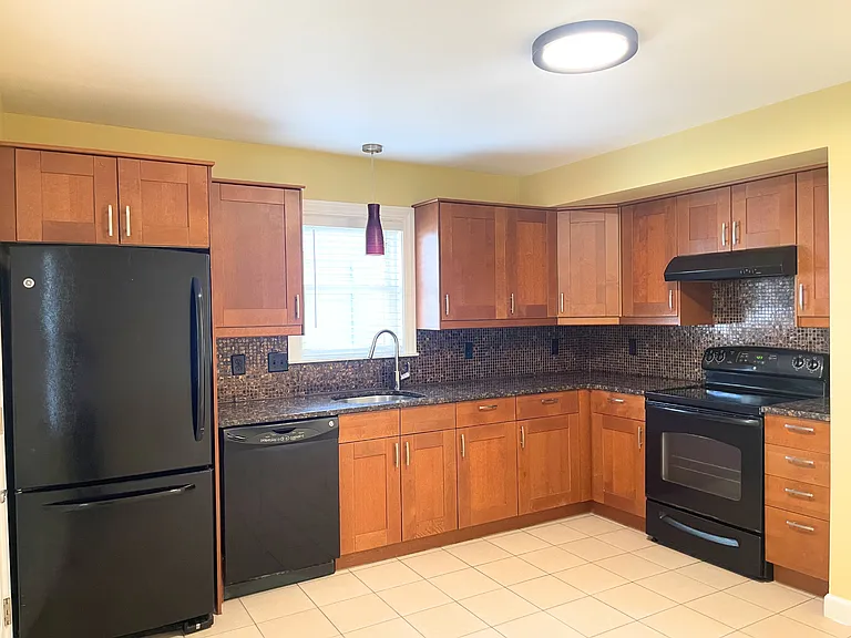 17 Proctor St #1 — Photo 8