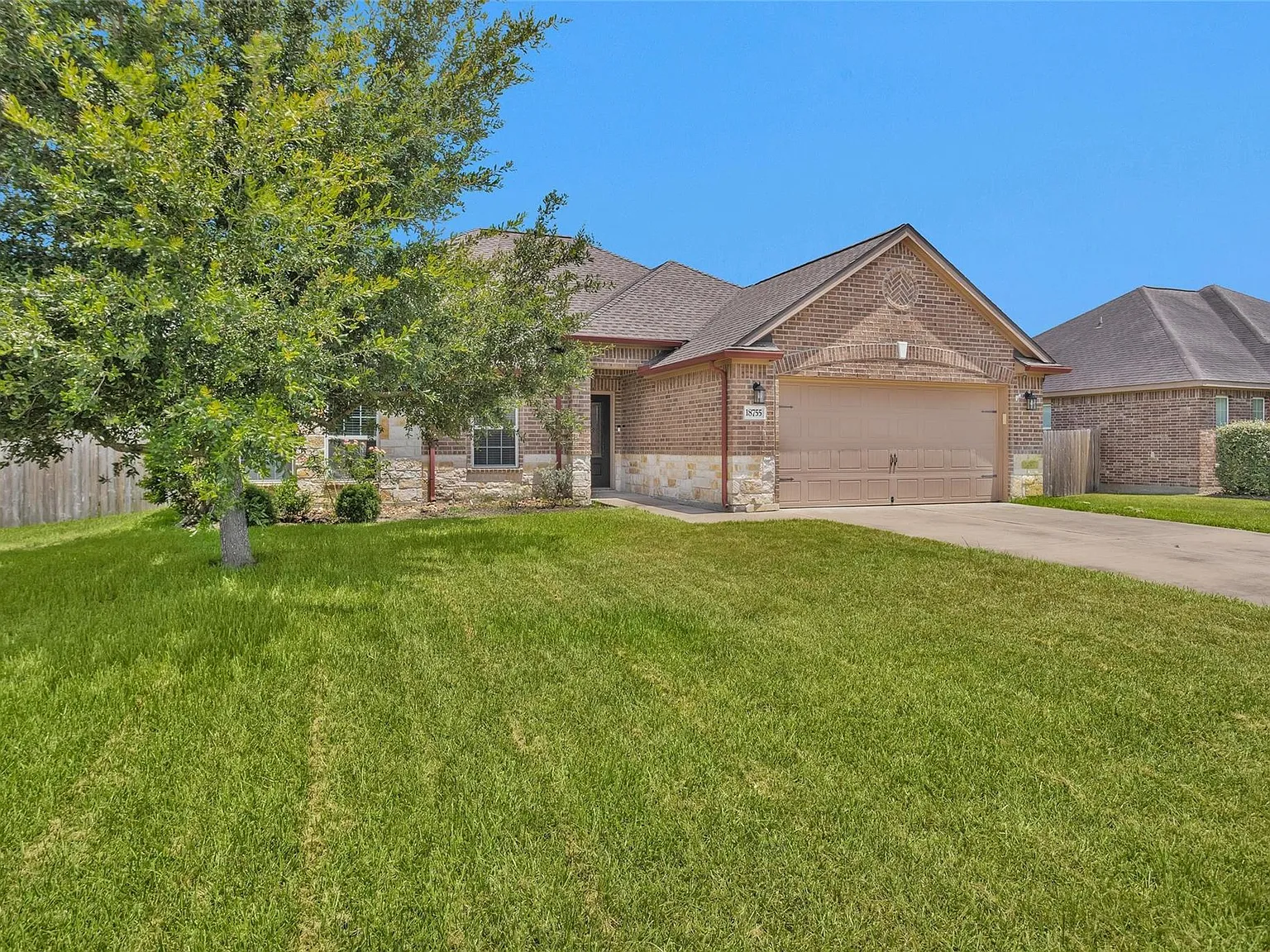 3 bed, 2.0 bath, 1852 sqft, $2,200 — Photo 3