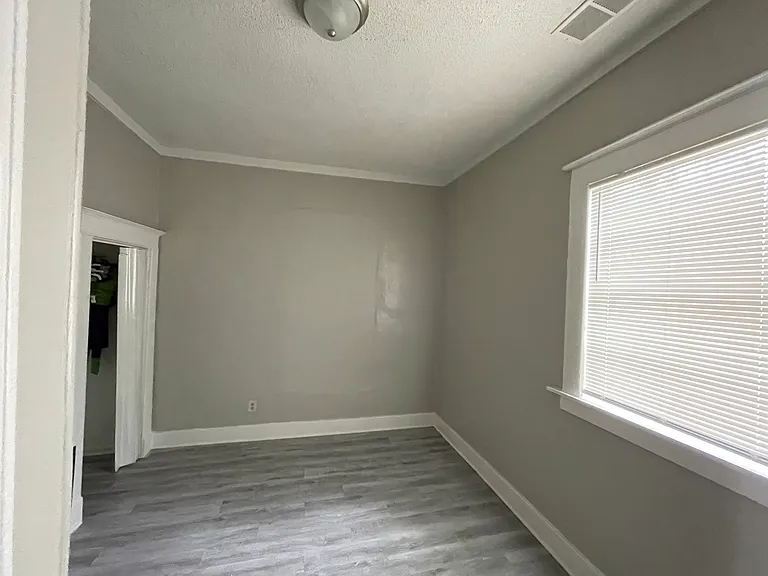 926 Stafford Ave — Photo 7