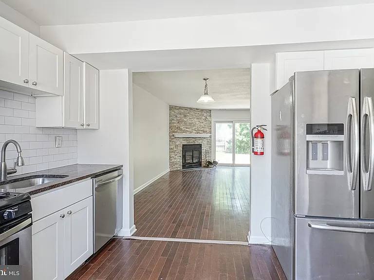 2205 Elberta Ln — Photo 6