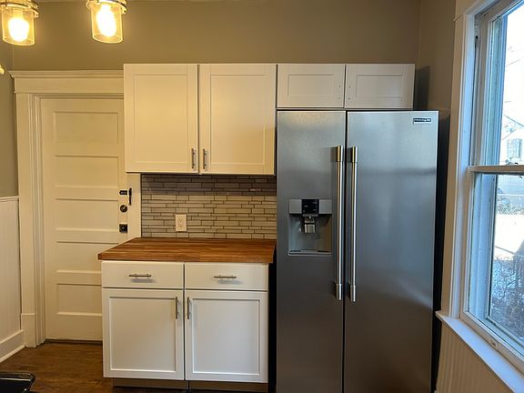 Fridge with Ice & water through the door.