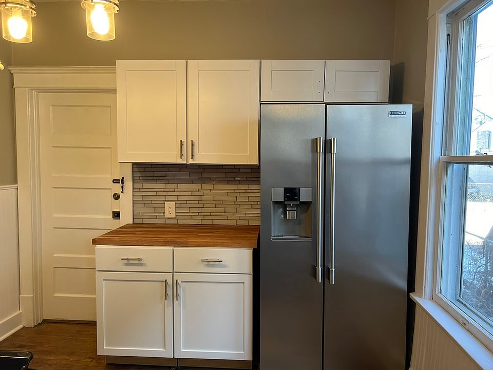 Fridge with Ice & water through the door.