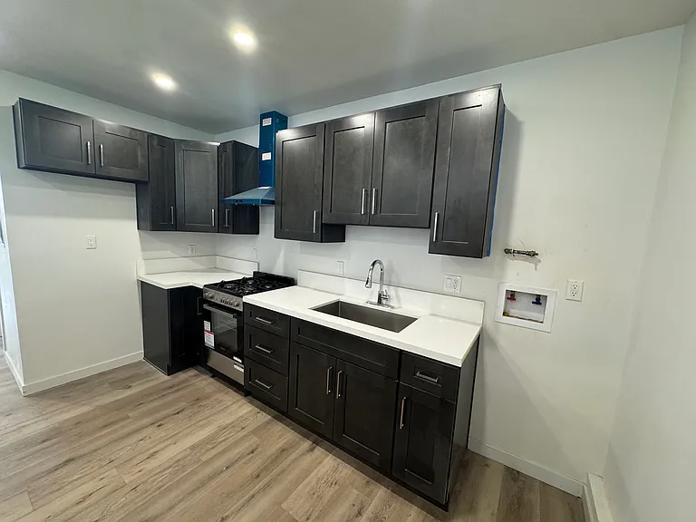 11430 Haskell Ave — Photo 4