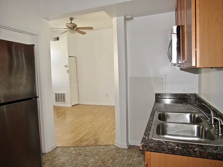 1332 W Erie St #2R — Photo 8