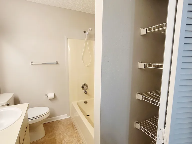 410 Landing Blvd — Photo 14