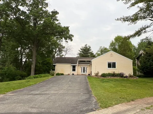1565 Spruce Ct, Commerce Township, MI 48390