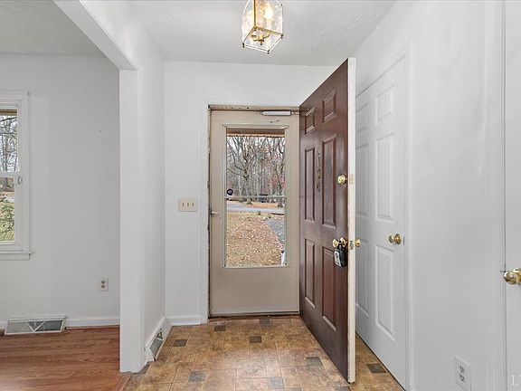 5th image of 104 Minuteman Dr