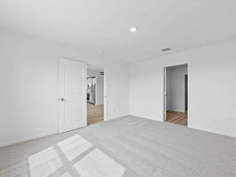 16009 Stratford Cv — Photo 4