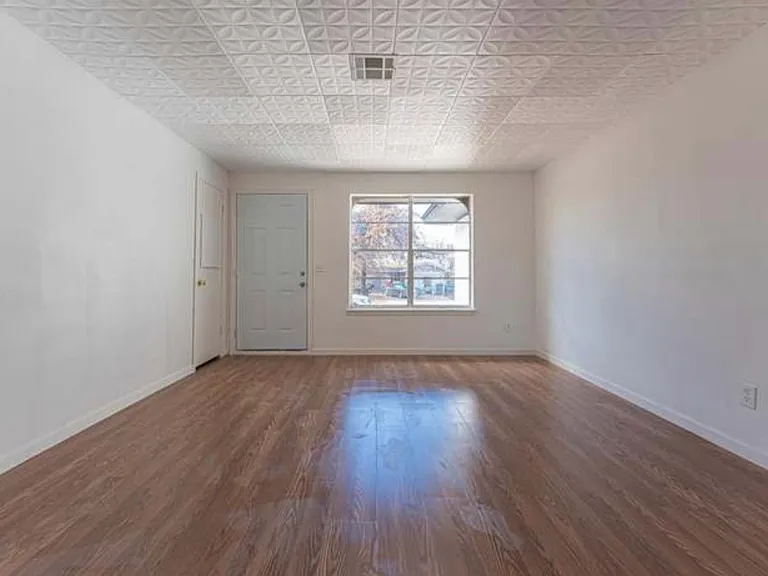 5220 S Briarwood Dr — Photo 2