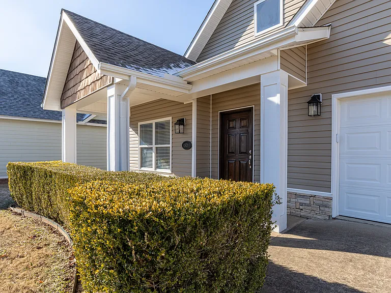 1501 NE Dysart Woods Ln — Photo 2