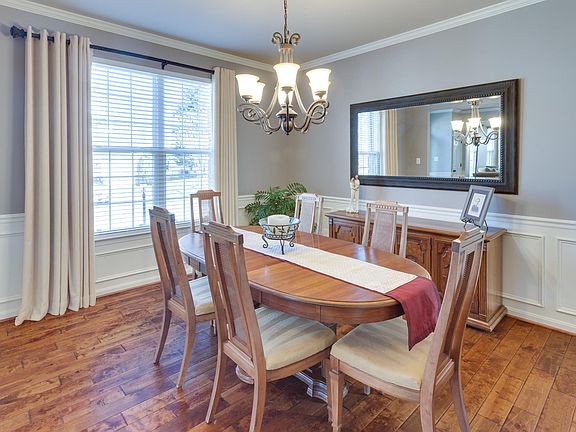 DR w/upgraded chandelier