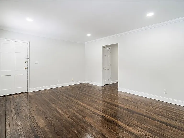 Hilltop Manor Apartments — Photo 14