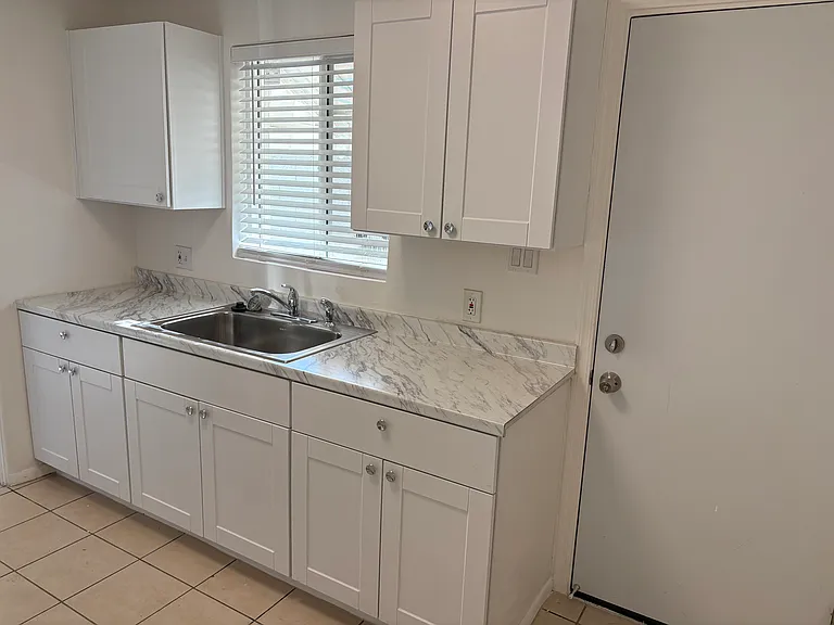 618 E Clarendon Ave #A — Photo 11
