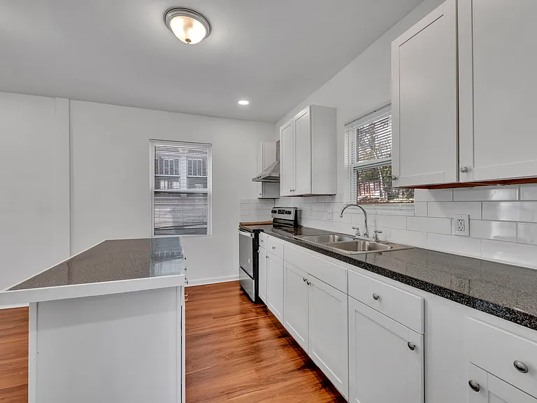 2348 Court R — Photo 17