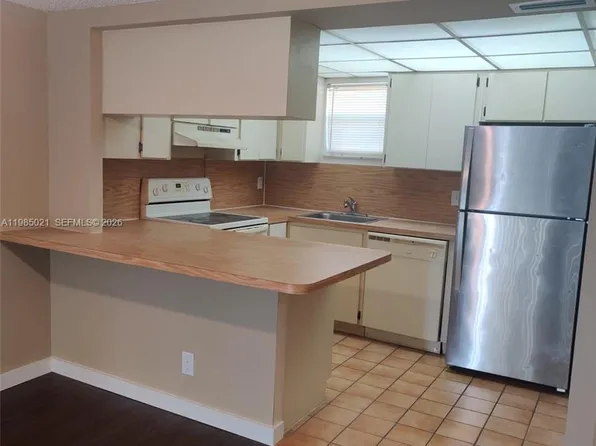 8290 Lake Dr, Doral, FL