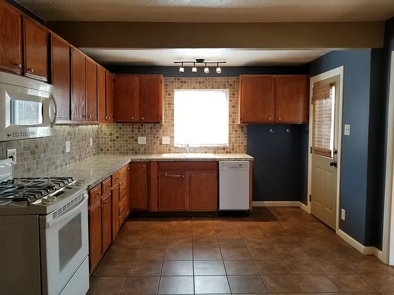 1658 Childs Ave — Photo 6