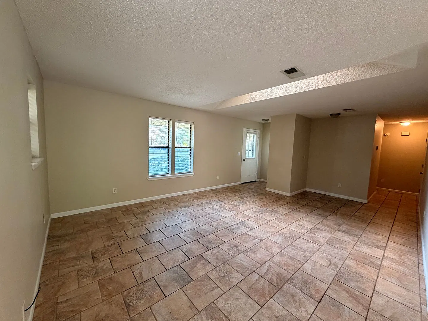This 3-bedroom, 2-bathroom home in Russellville, AR — Photo 2