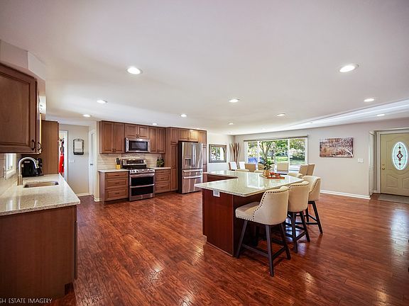 4th image of 1027 Country Club Ln