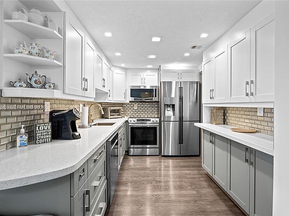 3rd image of 300 Bayview Dr APT 903