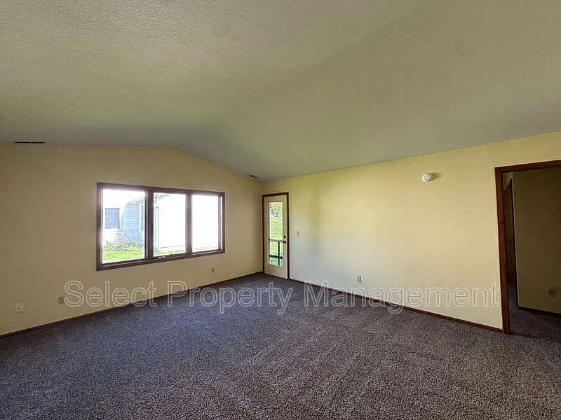 2 bed, 1.0 bath, 1003 sqft, $1,249 — Photo 2
