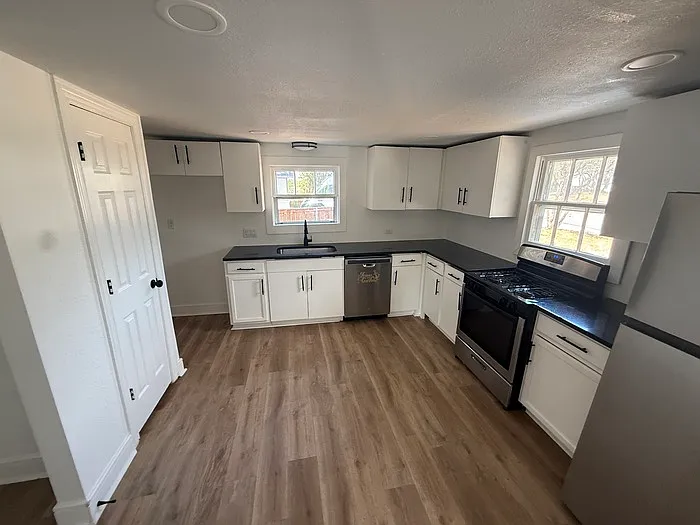2 bed, 1.0 bath, 978 sqft, $1,200 — Photo 1