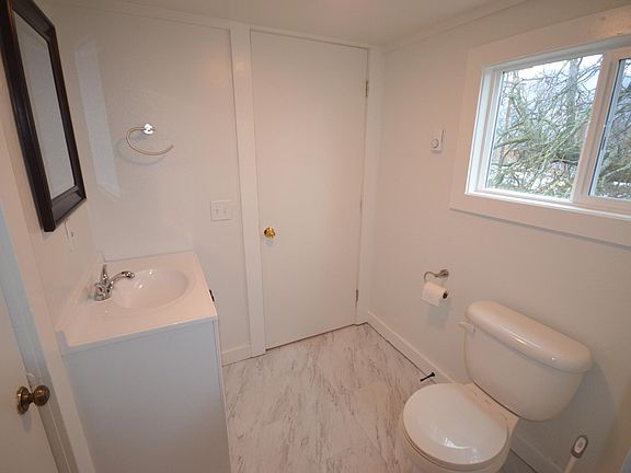5th image of 218 E Franklin St #B