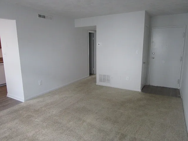 1 bed, 850 sqft, $1,050 — Photo 2
