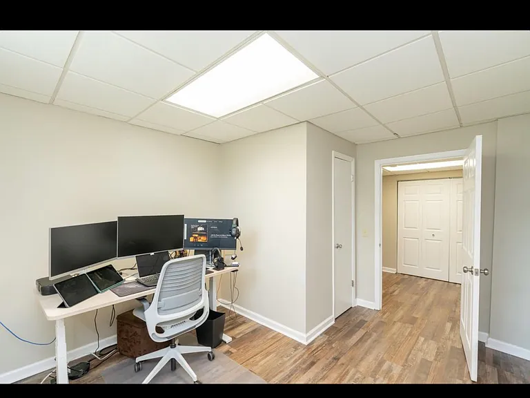 911 Crest Dr — Photo 22