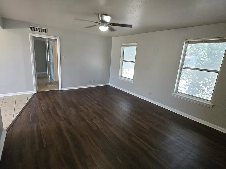 313 Calgary Ave #C — Photo 8
