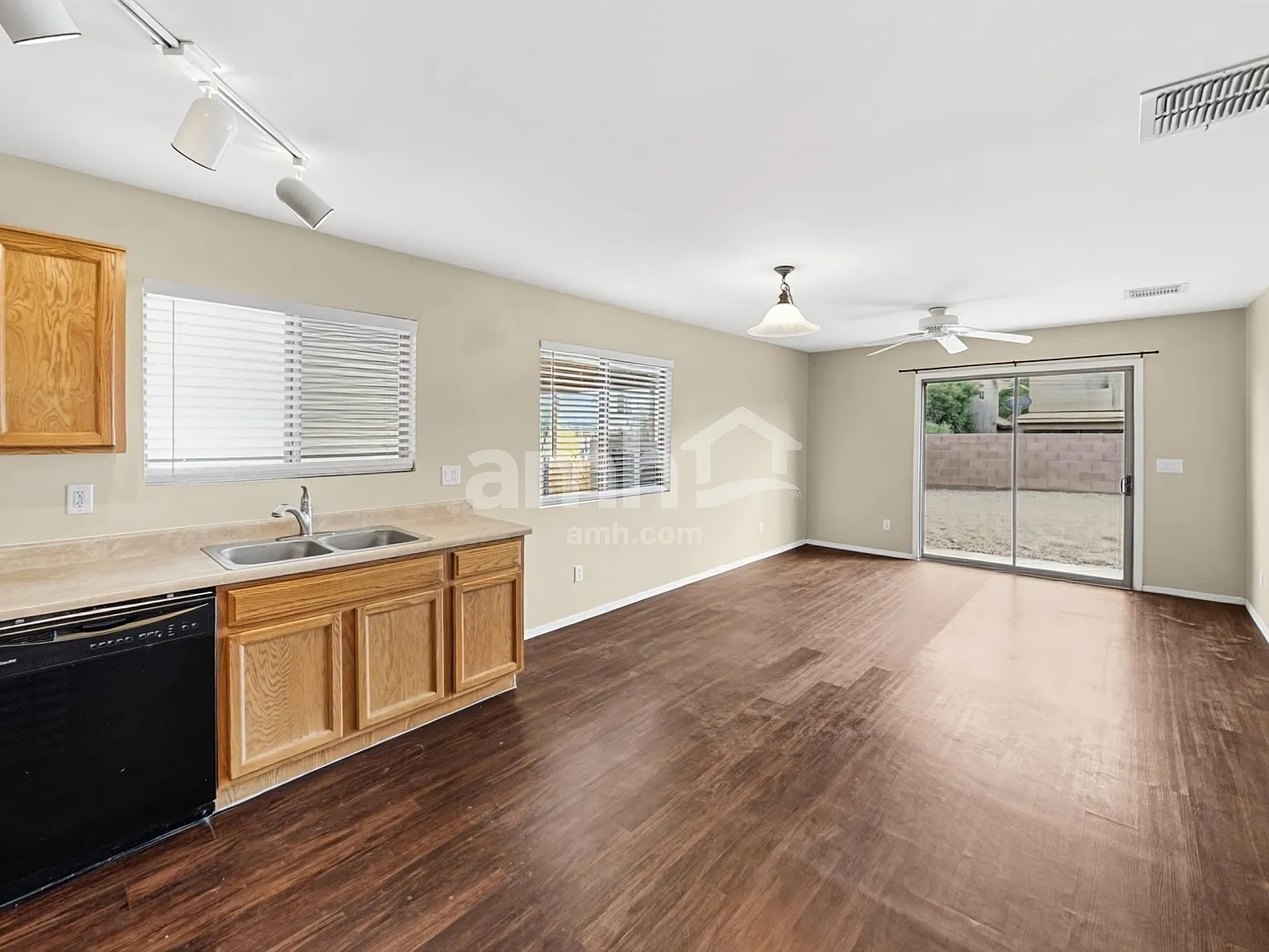 3 bed, 2.0 bath, 1258 sqft, $1,695 — Photo 4
