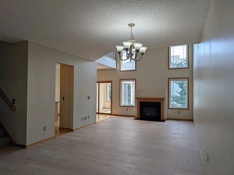 594 Sutherland Dr — Photo 2
