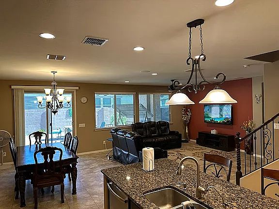 4th image of 229 E Horseshoe Dr