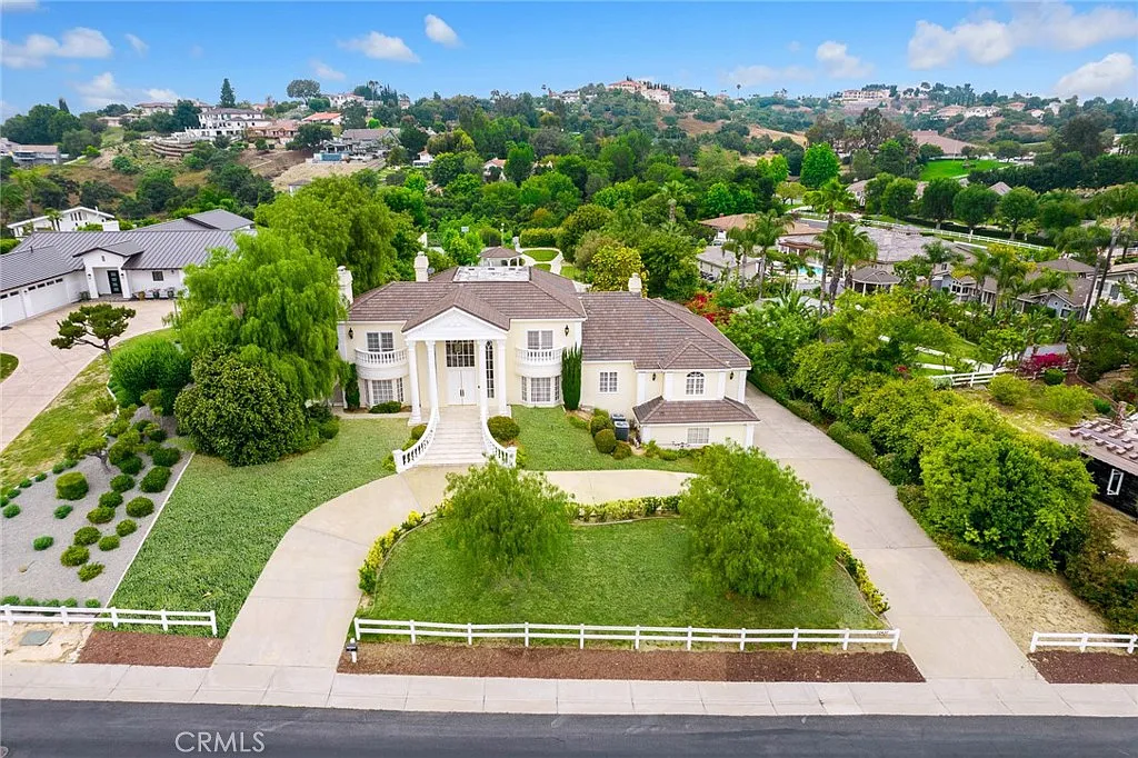 6 bed, 5555 sqft, $7,980 — Photo 2