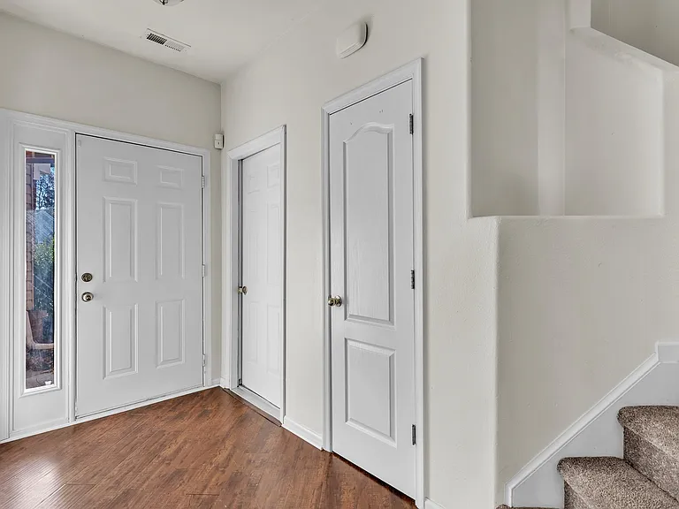 2322 Charing Cross Rd — Photo 4