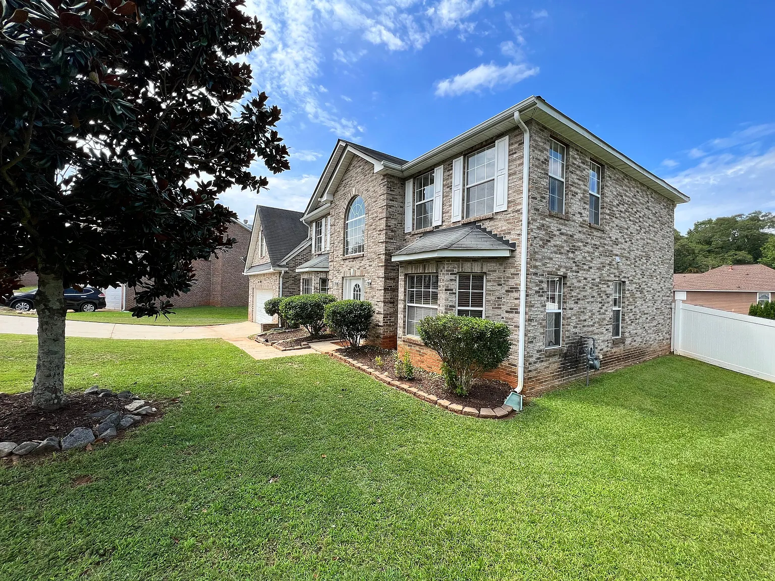 5 bed, 3384 sqft, $2,800 — Photo 3